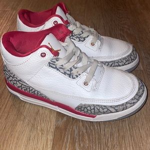 Kids size 1y old Jordan’s has been worn no stole inside sneakers